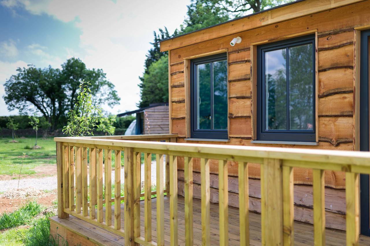 The Holford Arms Chalets And Glamping Hotel Didmarton ภายนอก รูปภาพ